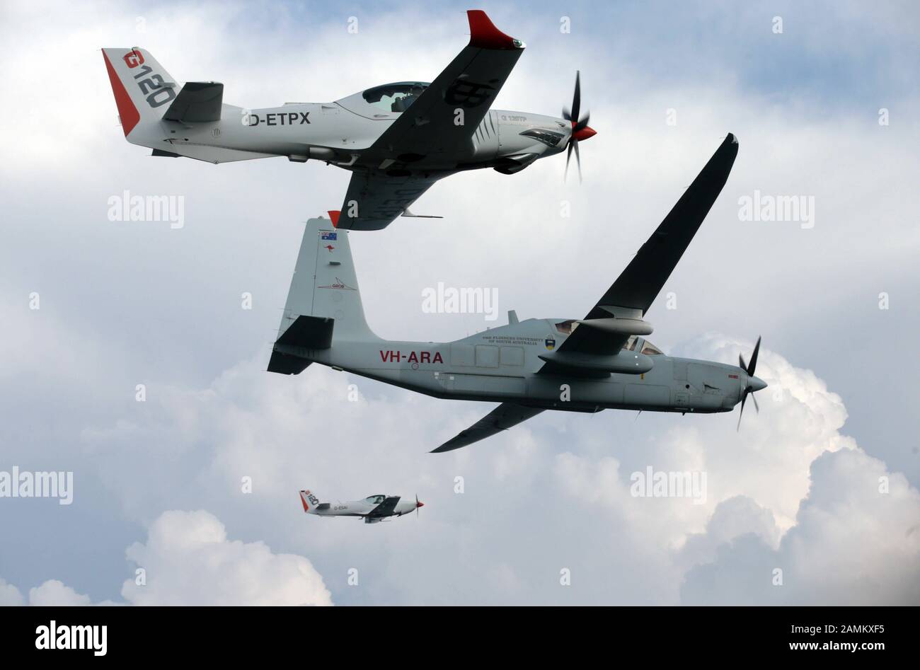 Empfang des letzten Beobachtungsflugzeugs G520 "Egrett" am Flughafen Mattsies durch Mitarbeiter des Allgäuer Flugzeugherstellers grob. Im Bild der Abstieg des G520 (m.), begleitet von einem G120. [Automatisierte Übersetzung] Stockfoto