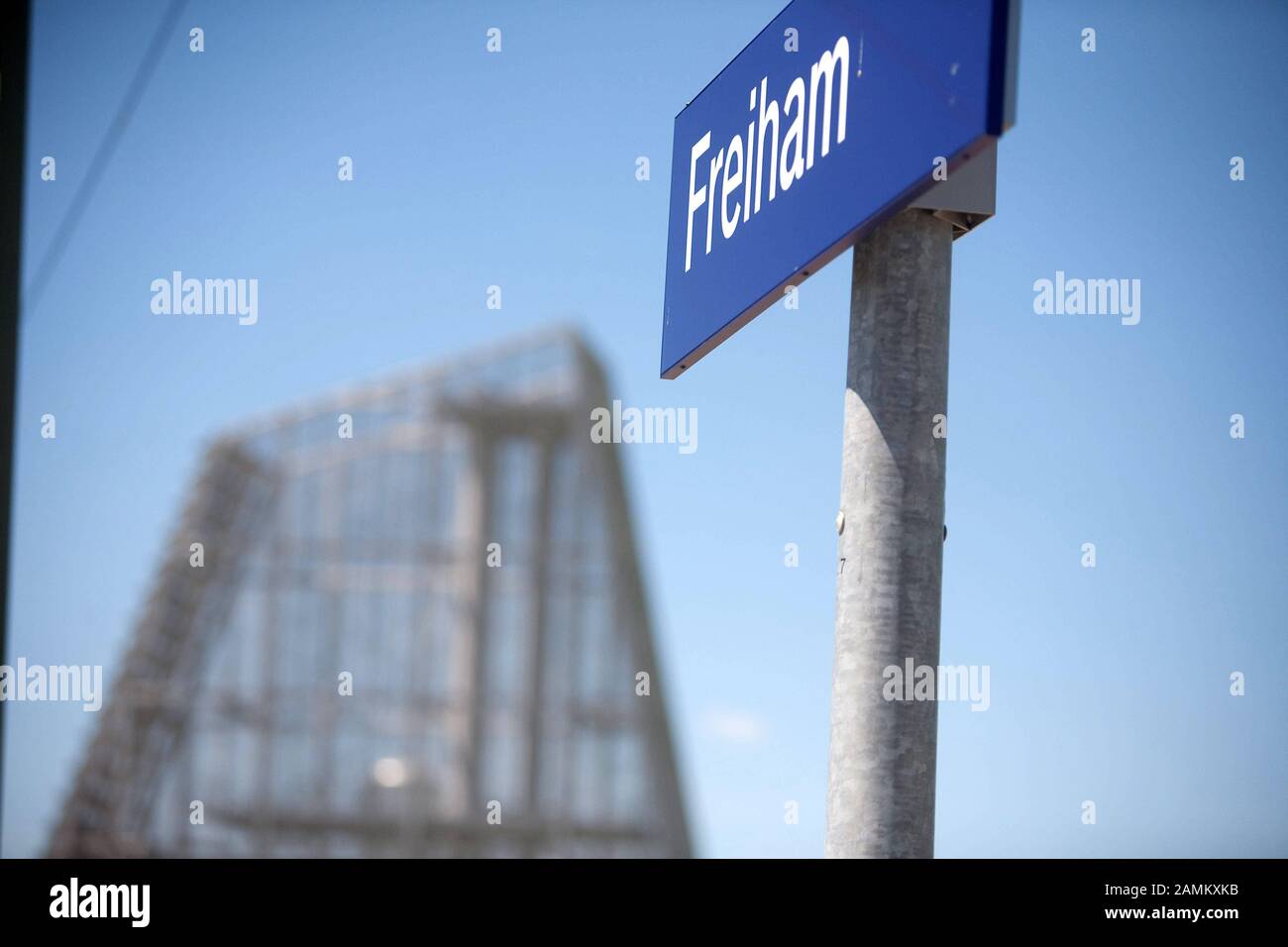 Der neue S-Bahnhof Freiham. Hintergrund ist das Geothermie-Kraftwerk im neu entstehenden Landkreis Freiham im Westen Münchens. [Automatisierte Übersetzung] Stockfoto