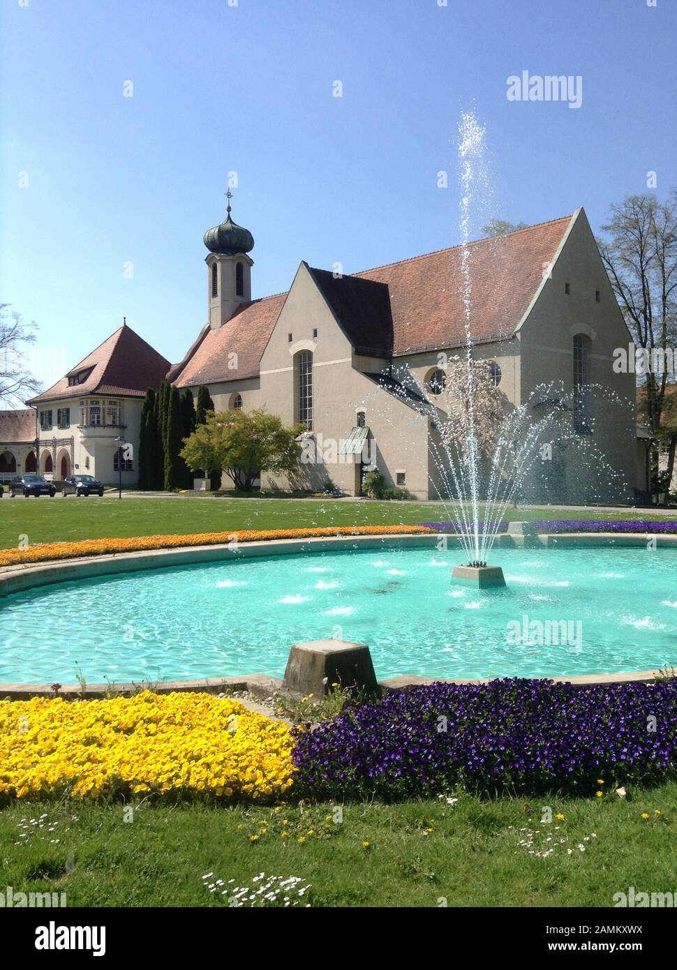 Eingangsbereich mit Brunnen des Kreiskrankenhauses Mainkofen bei Deggendorff. [Automatisierte Übersetzung] Stockfoto
