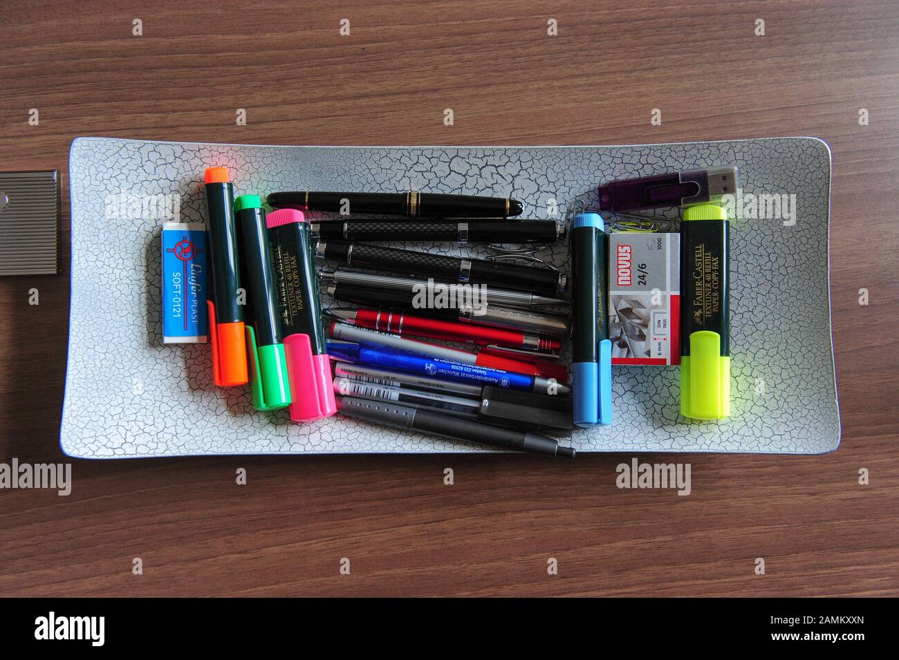 Bleistifte auf dem Schreibtisch im Büro des Münchner Bürgermeisters Dieter Reiter. [Automatisierte Übersetzung] Stockfoto