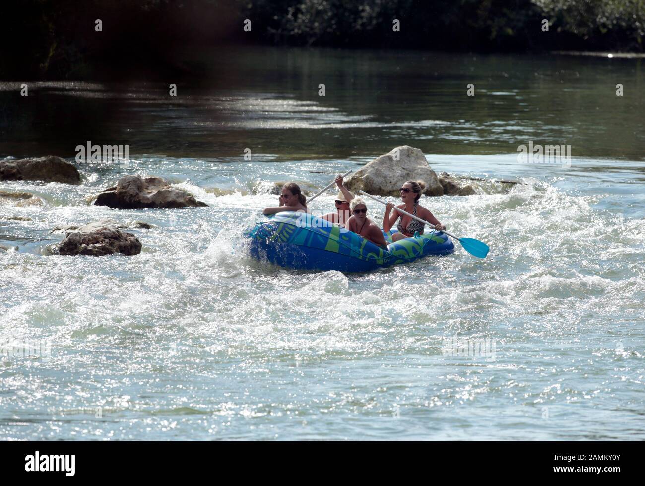 Ein Gummi-Schlauchboot überquert die neue Bodenschwelle im Amper River  neben der Wasserrettungsstation bei Grafrath. [Automatisierte Übersetzung]  Stockfotografie - Alamy