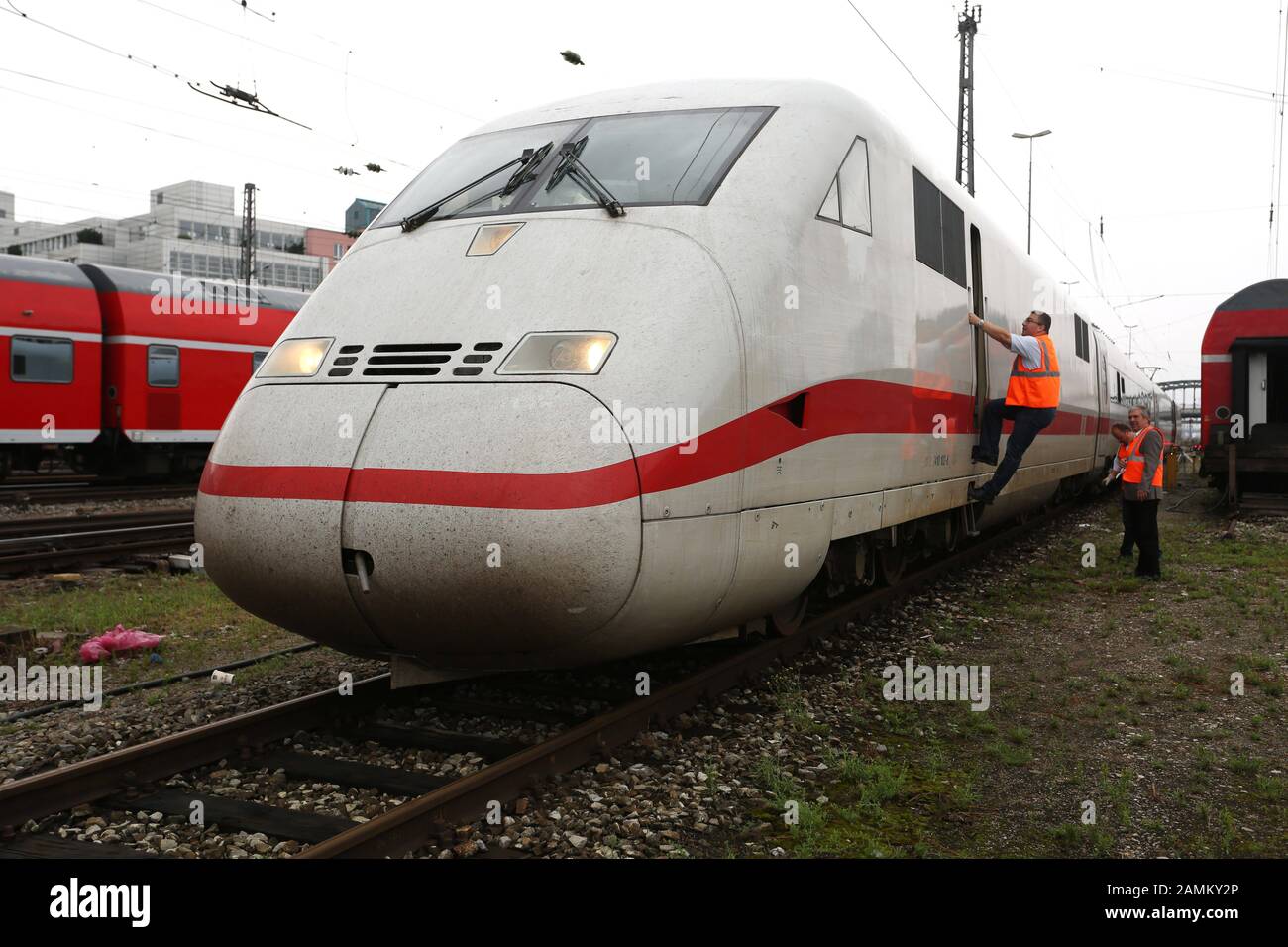 Zur Überprüfung der Schnellfahrstrecke München - Ingolstadt - Nürnberg wird in einem ICE-Zug der Deutschen Bahn gemessen. [Automatisierte Übersetzung] Stockfoto