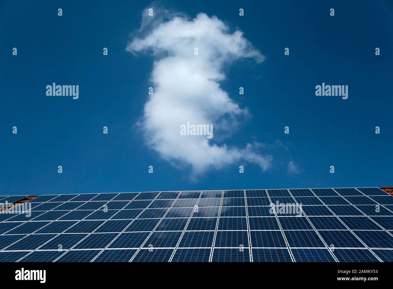 Fotovoltaikanlage auf einem Bauernhof in der Nähe von Moorenweis. [Automatisierte Übersetzung] Stockfoto
