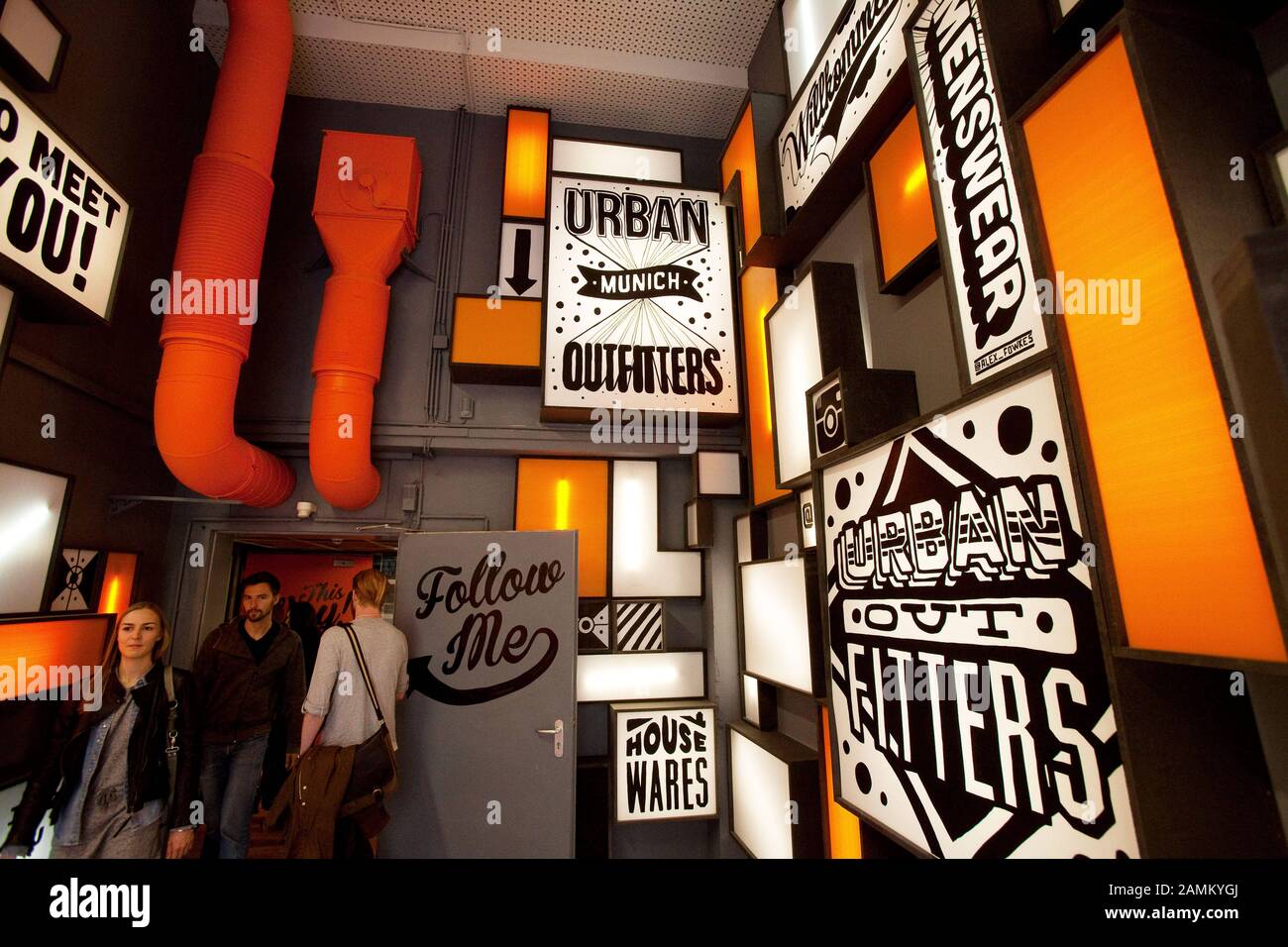 Temporäres Popupgeschäft des US-Unternehmens "Urban Outfitters" in der alten Akademie in der Münchner Fußgängerzone. [Automatisierte Übersetzung] Stockfoto