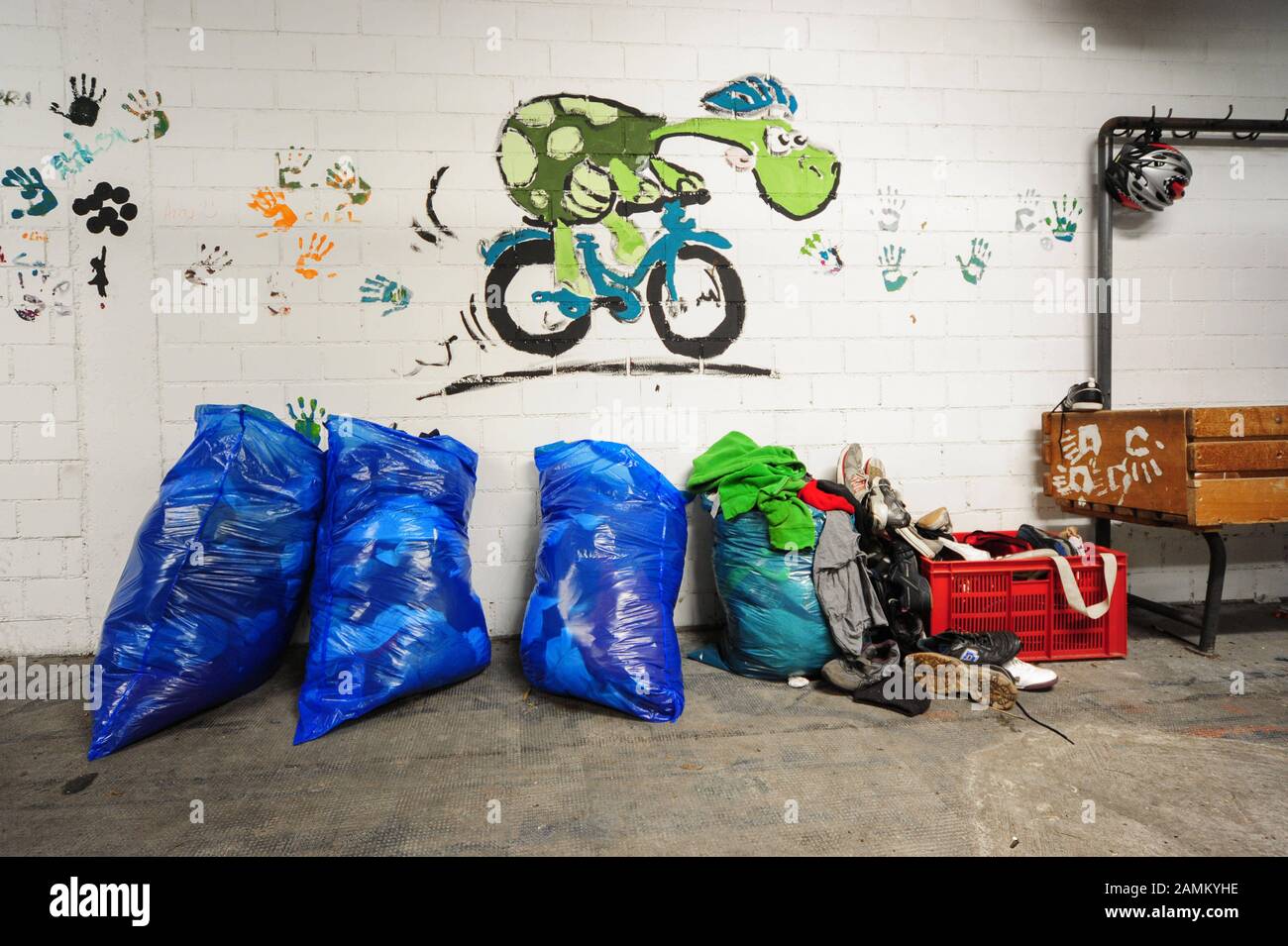 Müllsäcke und fand Objekte im Wilhelmsgymnasium in München. Das Gymnasium soll bald saniert werden. [Automatisierte Übersetzung] Stockfoto