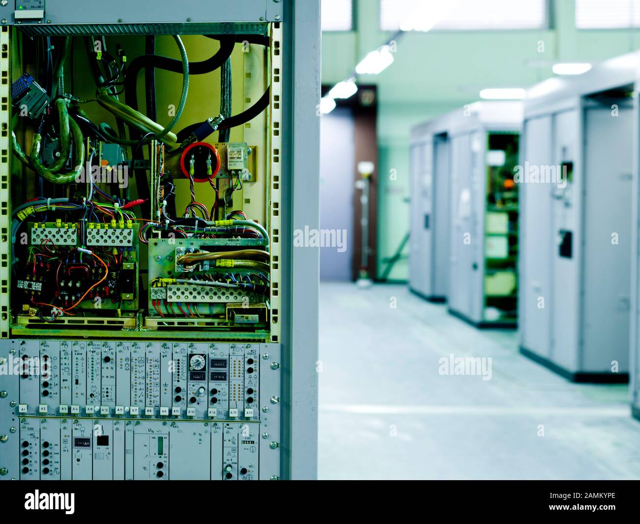 Handhabung des stillgelegten Senders Wertachtal bei Ettringen: Das Bild zeigt technische Ausstattung im Sendehaus. [Automatisierte Übersetzung] Stockfoto