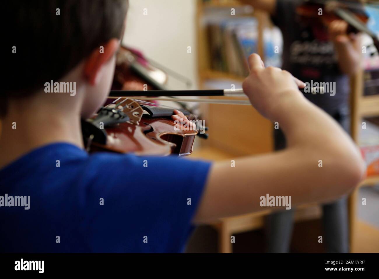 Ein Schüler übt im Rahmen des Musikschulprojekts "Ikarus" auf einer Geige. Im Projekt der städtischen Gesangs- und Musikschule können Zweitklässler an der Grundschule Grafinger Straße über einen Zeitraum von zwei Monaten fünf verschiedene Musikinstrumente ausprobieren. [Automatisierte Übersetzung] Stockfoto