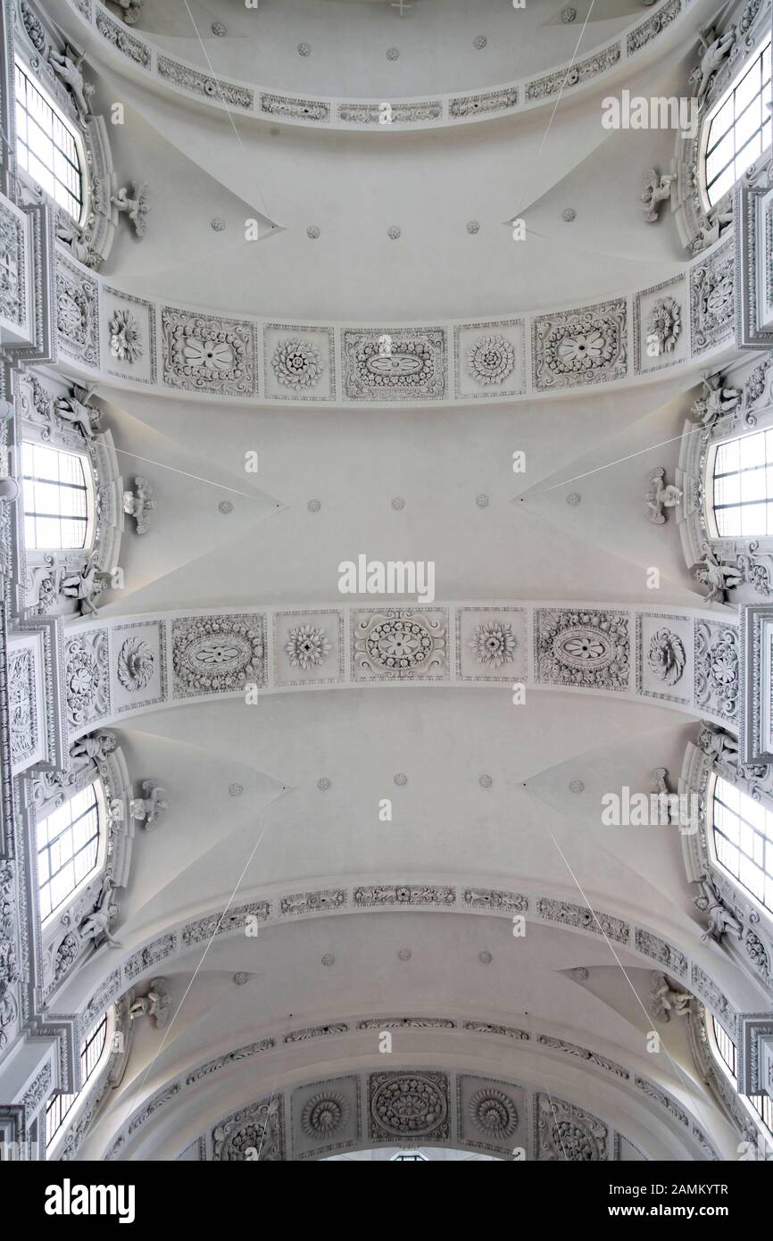 Gewölbedecke der Theatinenkirche St. Kajetan am Münchner Odeonsplatz. [Automatisierte Übersetzung] Stockfoto