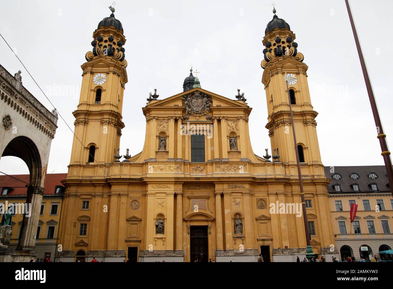 Die Theatinenkirche (katholische Stiftskirche St. Kajetan) am Münchner Odeonsplatz. [Automatisierte Übersetzung] Stockfoto