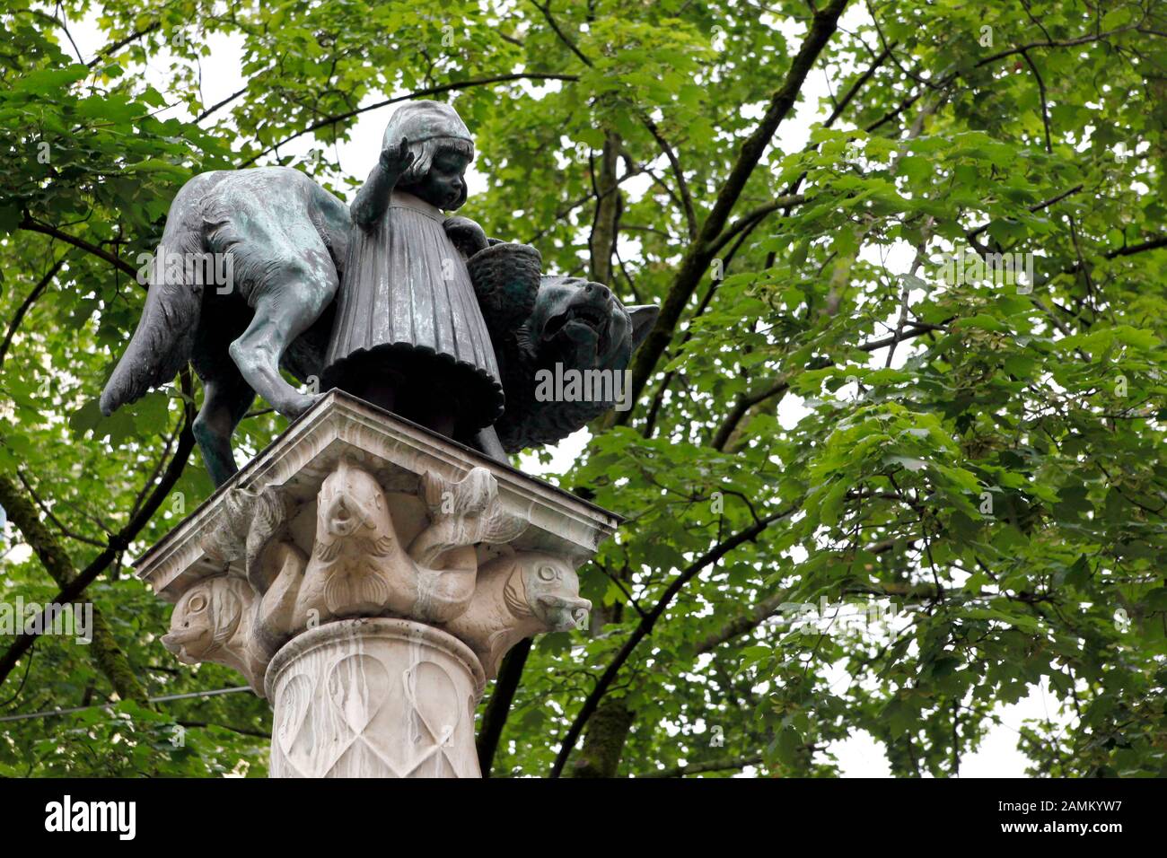 Nahaufnahme des Wolfsbrunnens, auch Rotkäppchen-Brunnen genannt, am Kosttor in München. Der Brunnen wurde im Jahr 1904/05 von den Bildhauern Heinrich Düll und Georg Pezold geschaffen. [Automatisierte Übersetzung] Stockfoto