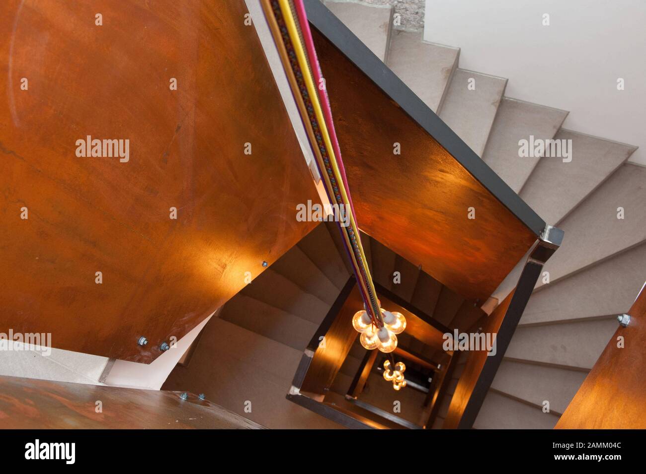 Treppenaufgang im "Hotel im Bunker" im ehemaligen Hochbunker an der Lautenschlägerstraße in Allach. [Automatisierte Übersetzung] Stockfoto