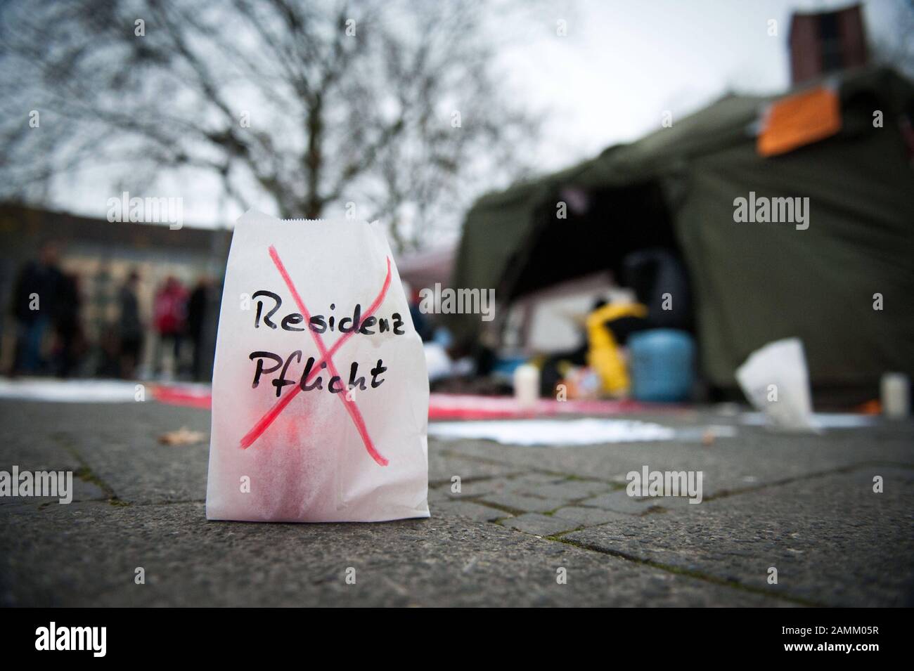 Etwa 30 Asylbewerber aus ganz Bayern campen vor der Matthäuskirche am Sendlinger-Tor-Platz und protestieren mit einem Hungerstreik gegen die Residenzpflicht und ein Bleiberecht in Deutschland. [Automatisierte Übersetzung] Stockfoto