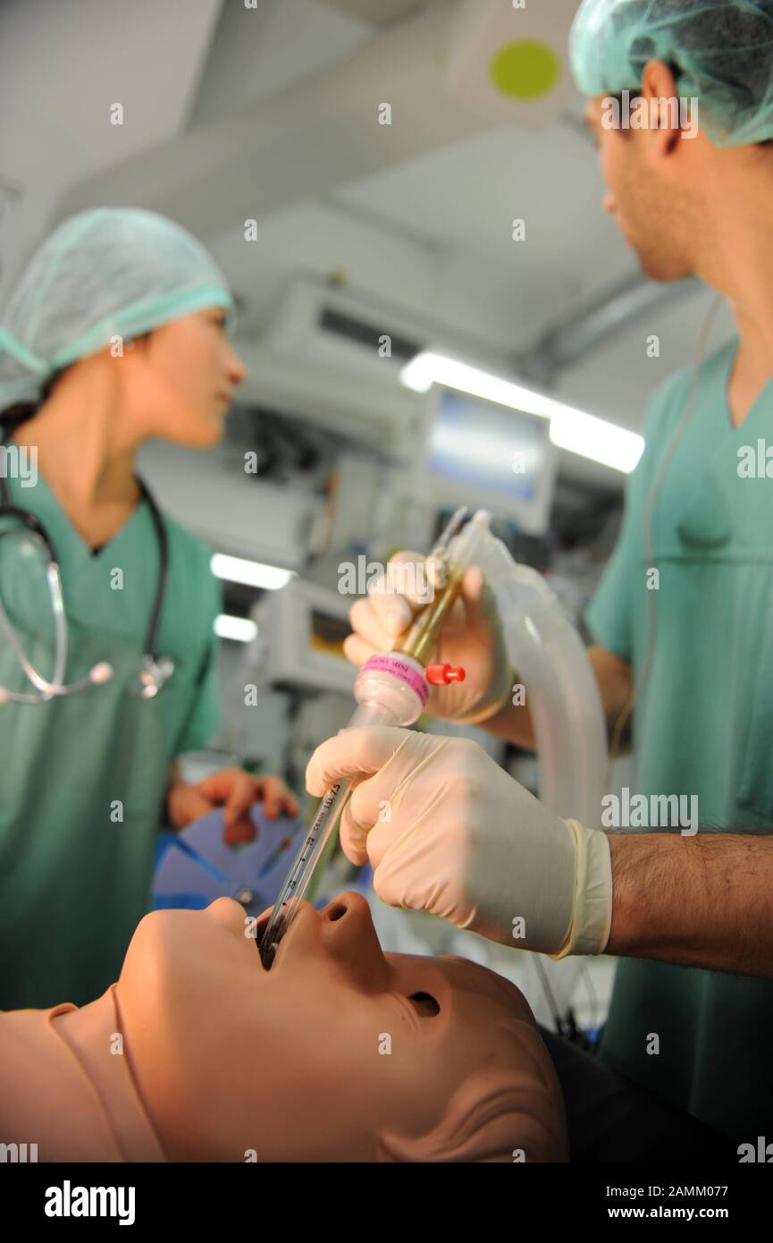 Medizinstudenten trainieren die Behandlung von Patienten im Operationssaal des Simulationszentrums für angehende Ärzte an der Klinik rechts der Isar an einer Mannequin-Puppe namens "Detlef Nothinger". [Automatisierte Übersetzung] Stockfoto