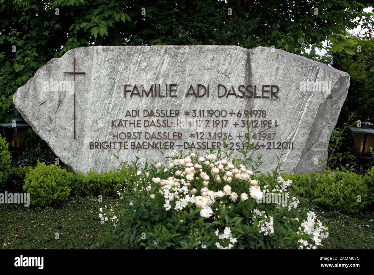 Das Familiengrabmal des Adidas-Gründers Adi Dassler auf dem Friedhof in  Herzogenaurach. [Automatisierte Übersetzung] Stockfotografie - Alamy