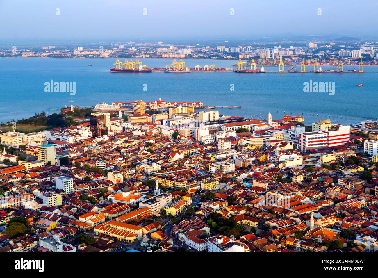 Luftaufnahme der Stadt Georgetown von der Spitze des Komtar Towers in Georgetown, Penang Island, Malaysia mit Blick auf Butterworth und die Stra Stockfoto