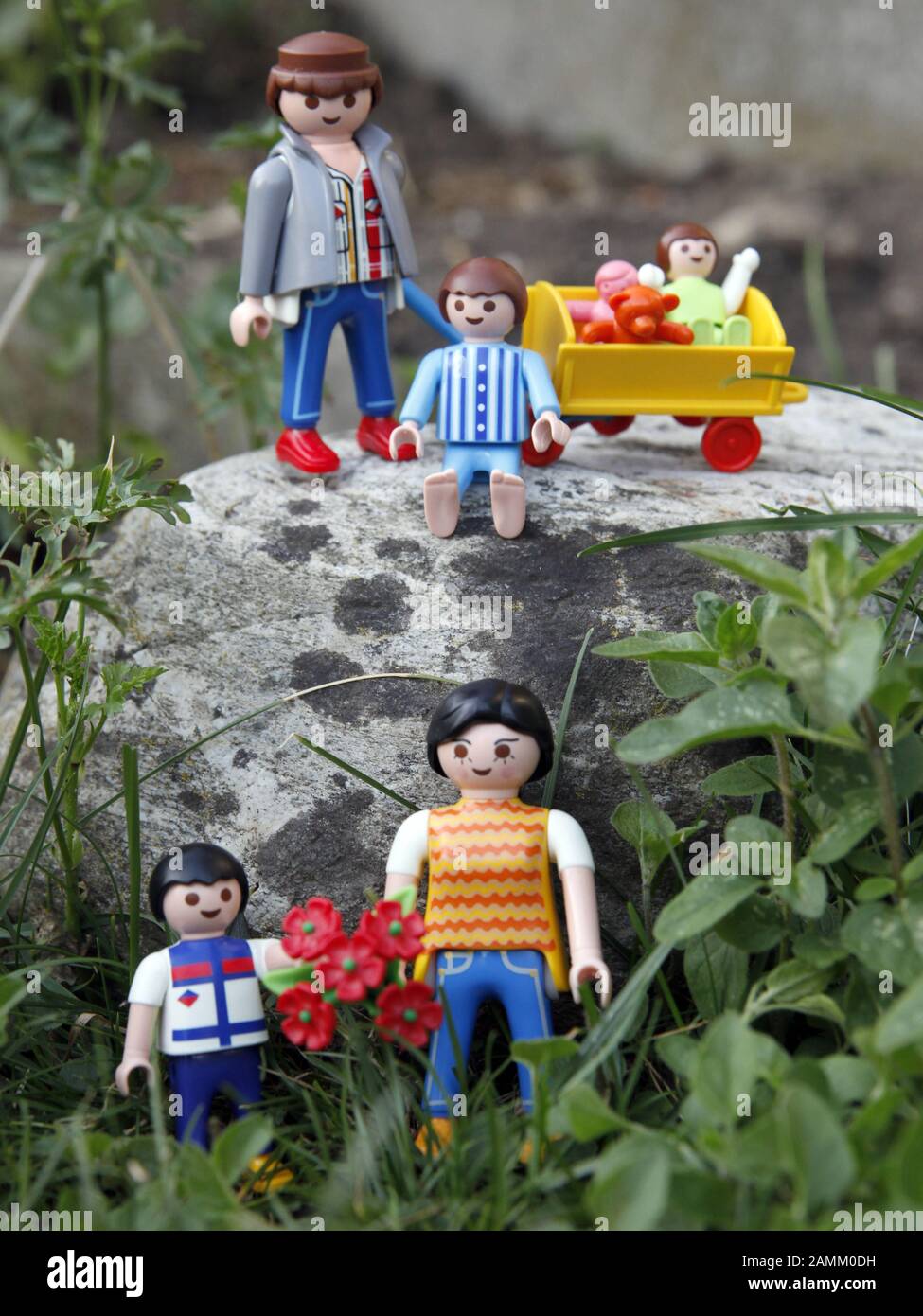 Verschiedene Familienkonstellationen, dargestellt durch Playmobil-Figuren. Im Bild: Patchwork-Familie. [Automatisierte Übersetzung] Stockfoto