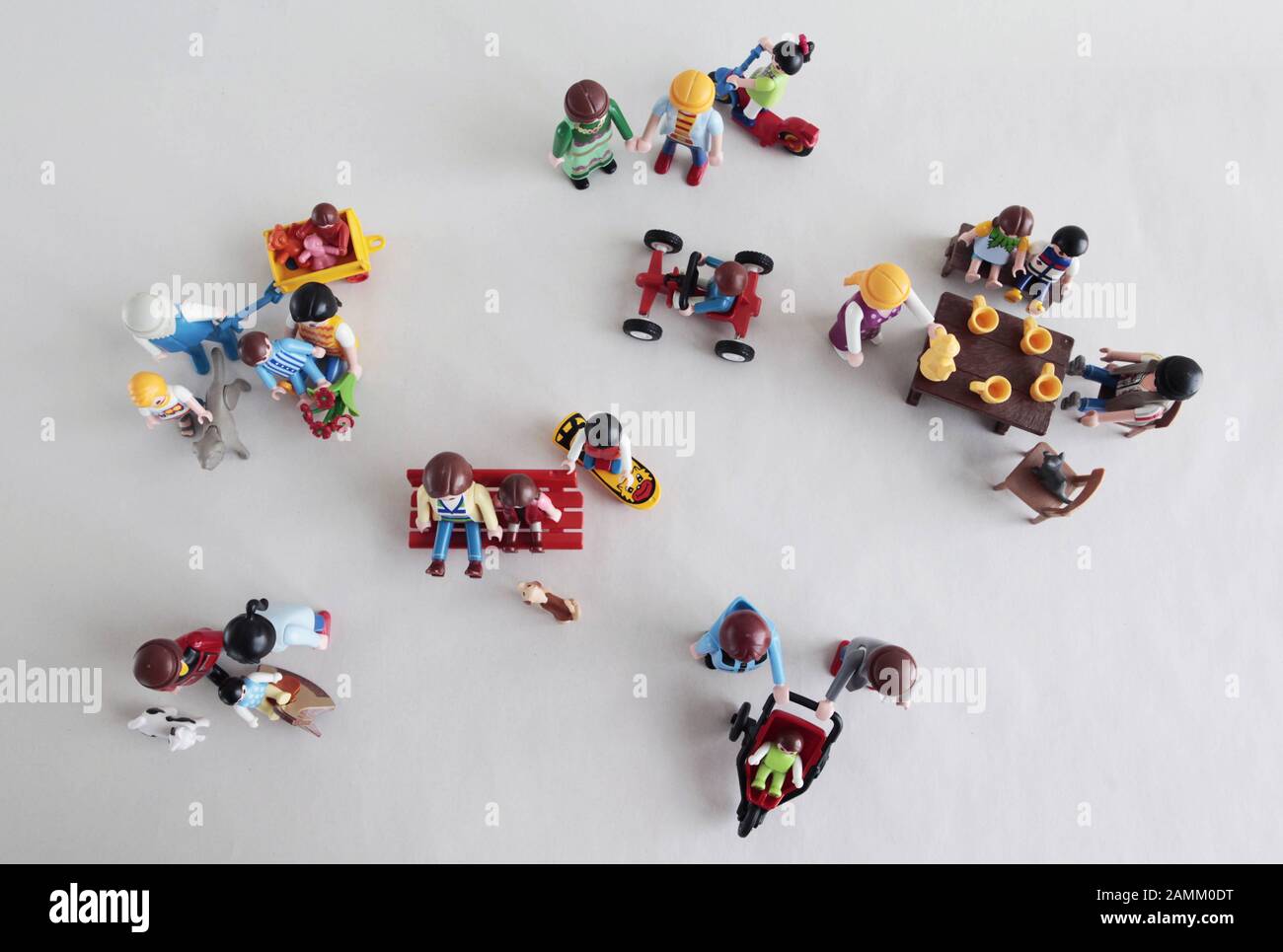 Verschiedene Familienkonstellationen, dargestellt durch Playmobil-Figuren. [Automatisierte Übersetzung] Stockfoto