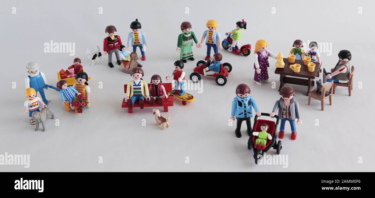 Verschiedene Familienkonstellationen, dargestellt durch Playmobil-Figuren. [Automatisierte Übersetzung] Stockfoto