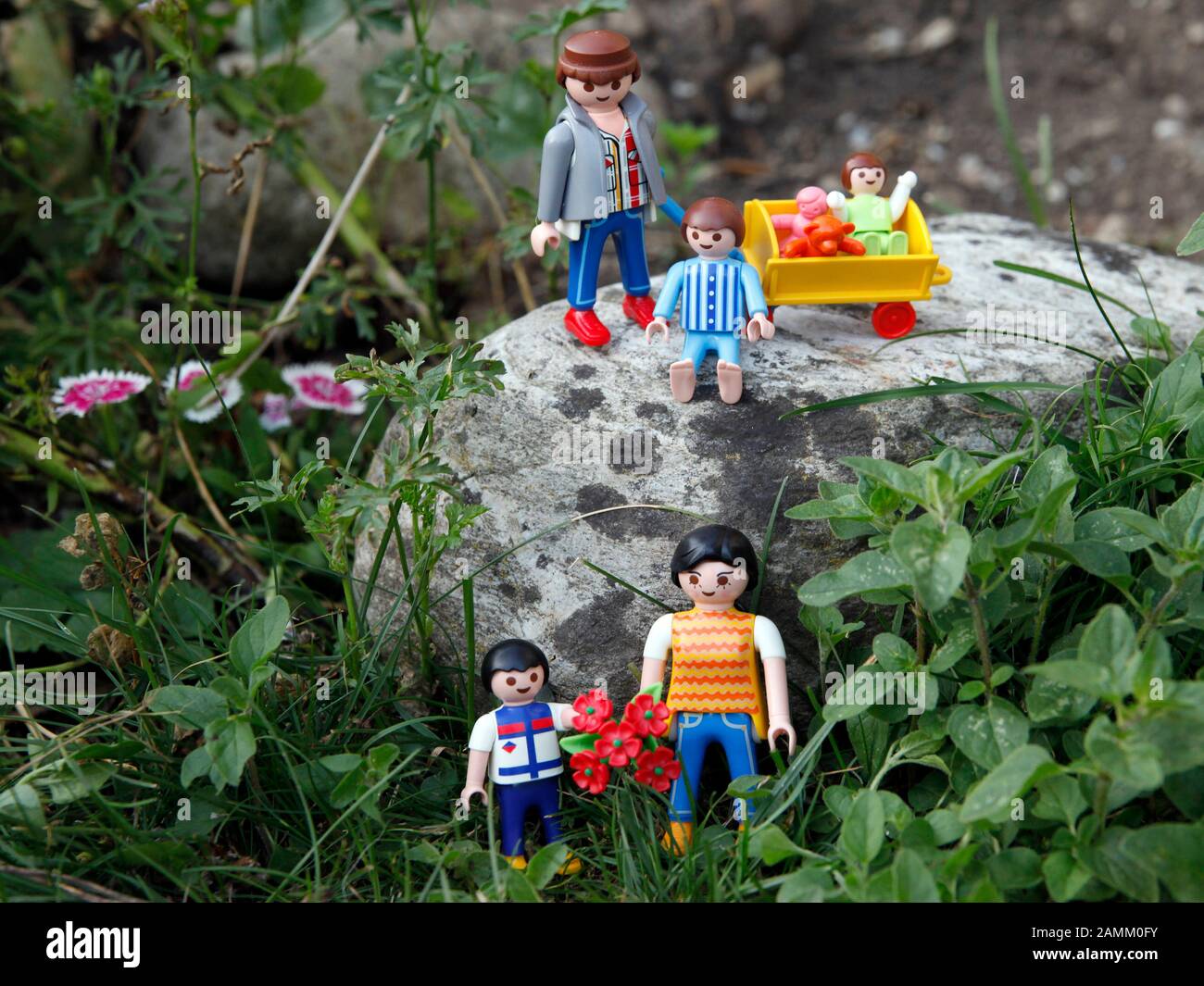 Verschiedene Familienkonstellationen, dargestellt durch Playmobil-Figuren. Im Bild: Patchwork-Familie. [Automatisierte Übersetzung] Stockfoto