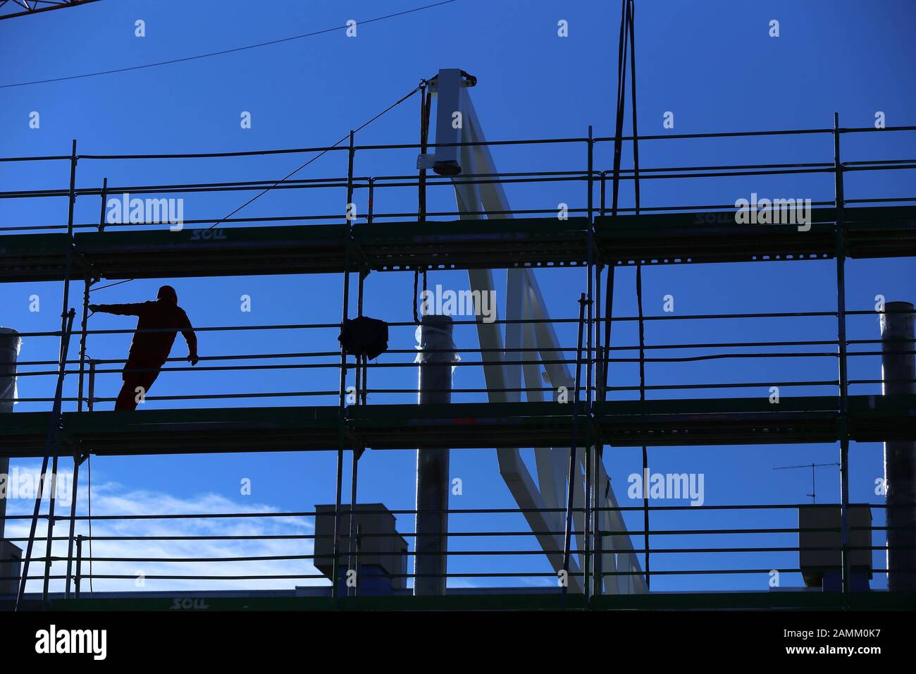 Baustelle für den Neubau einer Dreifachsporthalle mit Kletterzentrum und Fußball-Umkleidekabinen im neuen Sportpark an der Fritz-Erler-Straße 3 unter Leitung des SV Neuperlach. Im Bild werden 36 Meter lange Stahlriesen angeliefert und montiert. [Automatisierte Übersetzung] Stockfoto