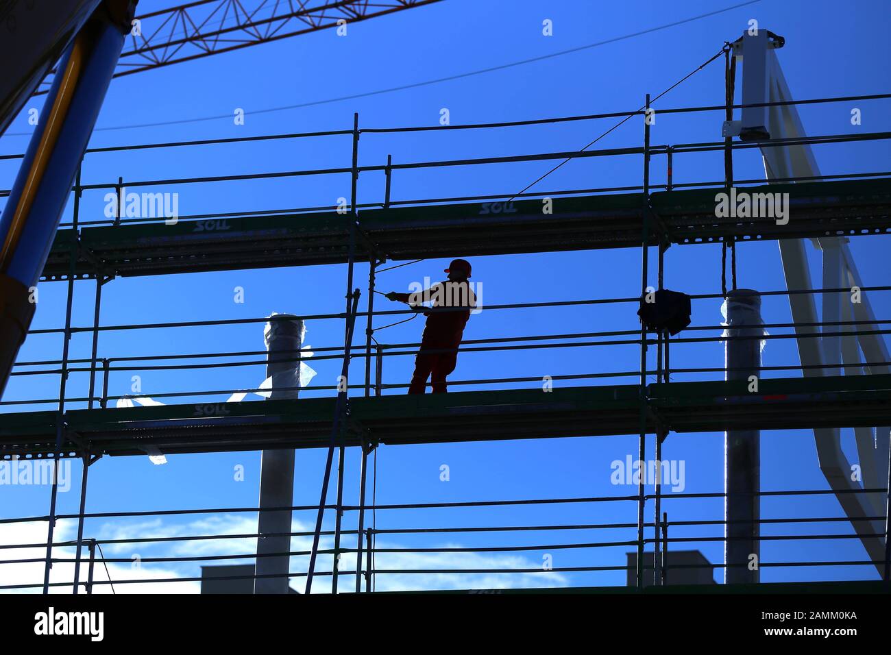 Baustelle für den Neubau einer Dreifachsporthalle mit Kletterzentrum und Fußball-Umkleidekabinen im neuen Sportpark an der Fritz-Erler-Straße 3 unter Leitung des SV Neuperlach. Im Bild werden 36 Meter lange Stahlriesen angeliefert und montiert. [Automatisierte Übersetzung] Stockfoto