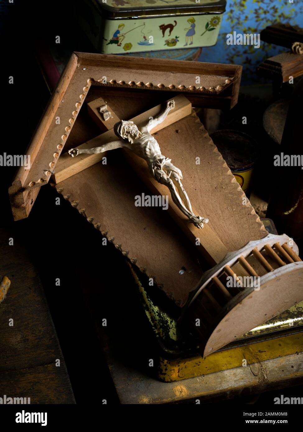 Das ehemalige Hafnerdorf Bödldorf in der niederbayerischen Gemeinde Kröning steht unter Ensemble Schutz. Das Bild zeigt ein Kruzifix in einem alten Innenhof. [Automatisierte Übersetzung] Stockfoto