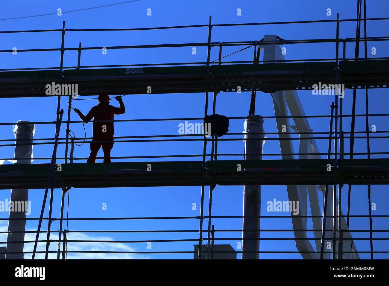 Baustelle für den Neubau einer Dreifachsporthalle mit Kletterzentrum und Fußball-Umkleidekabinen im neuen Sportpark an der Fritz-Erler-Straße 3 unter Leitung des SV Neuperlach. Im Bild werden 36 Meter lange Stahlriesen angeliefert und montiert. [Automatisierte Übersetzung] Stockfoto