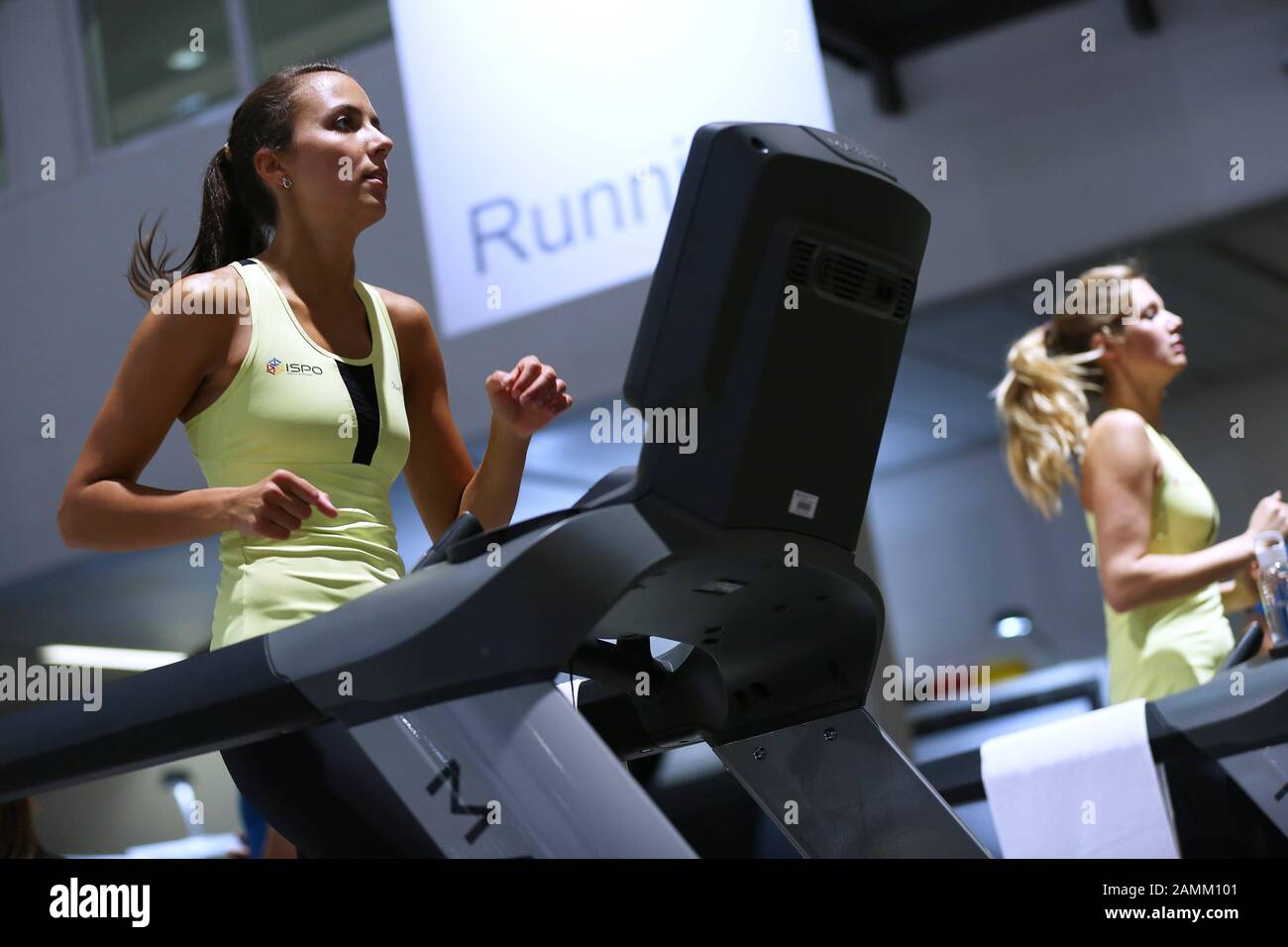 Lauftraining auf dem Laufband auf einem Stand auf der Internationalen Sportartikelmesse ISPO 2015 im Riem-Messegelände. [Automatisierte Übersetzung] Stockfoto