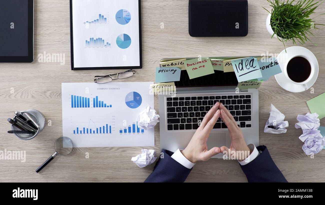 Business in Suit Denken Sie an die Unternehmensentwicklung am Arbeitsplatz, Draufsicht Stockfoto