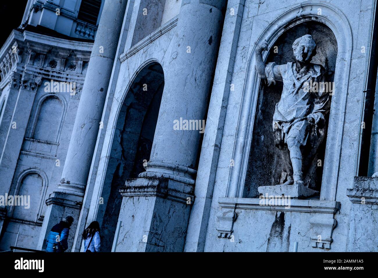 Figur eines Heiligen an der Fassade der Kirche im Kloster Ettal. [Automatisierte Übersetzung] Stockfoto