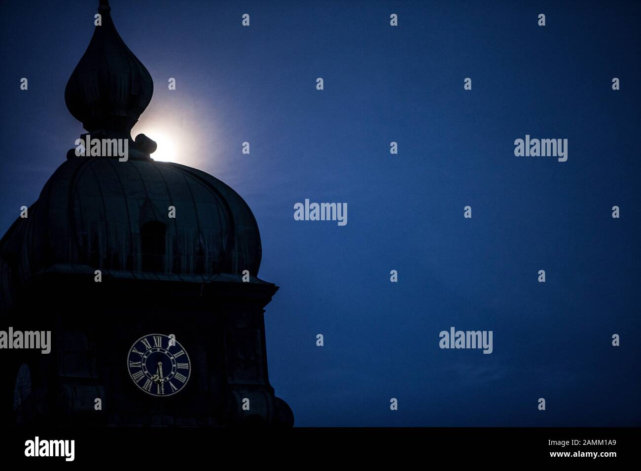 Der Kirchturm des Klosters Ettal im Mondlicht. [Automatisierte Übersetzung] Stockfoto