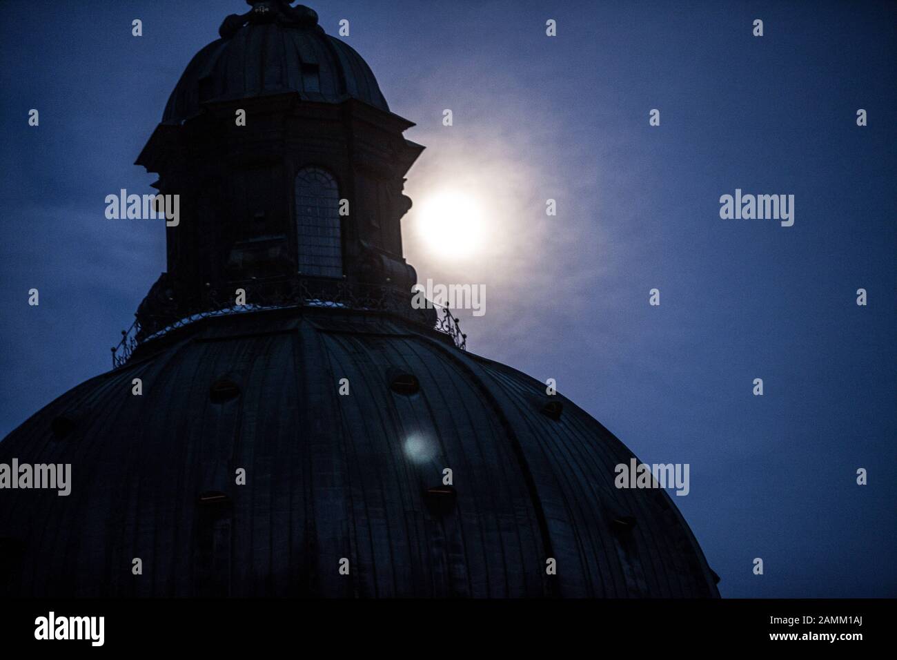 Der Kirchturm des Klosters Ettal im Mondlicht. [Automatisierte Übersetzung] Stockfoto