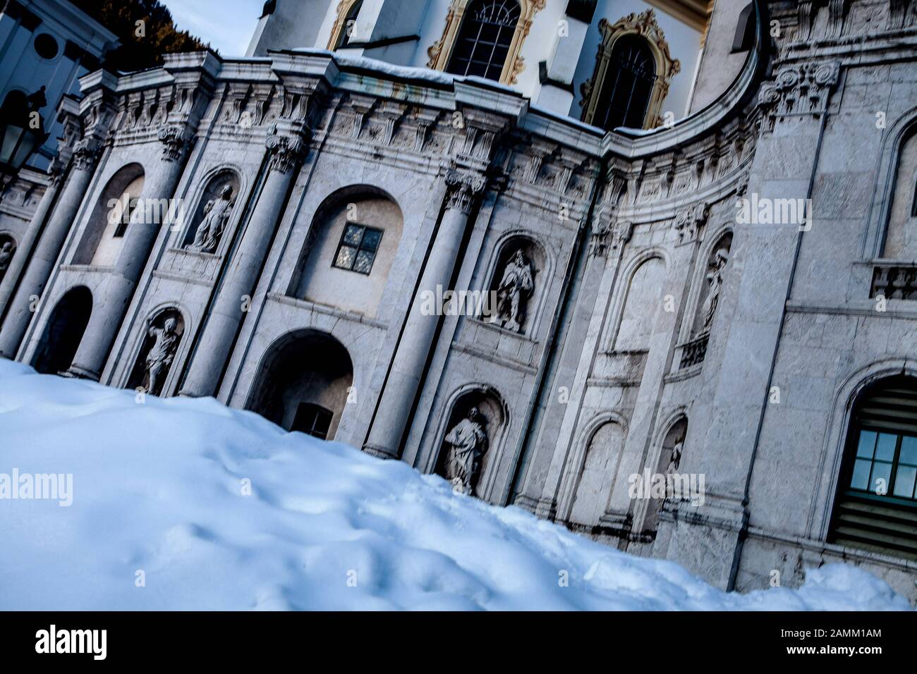 Kirche mit Schnee im Innenhof des Klosters Ettal. [Automatisierte Übersetzung] Stockfoto