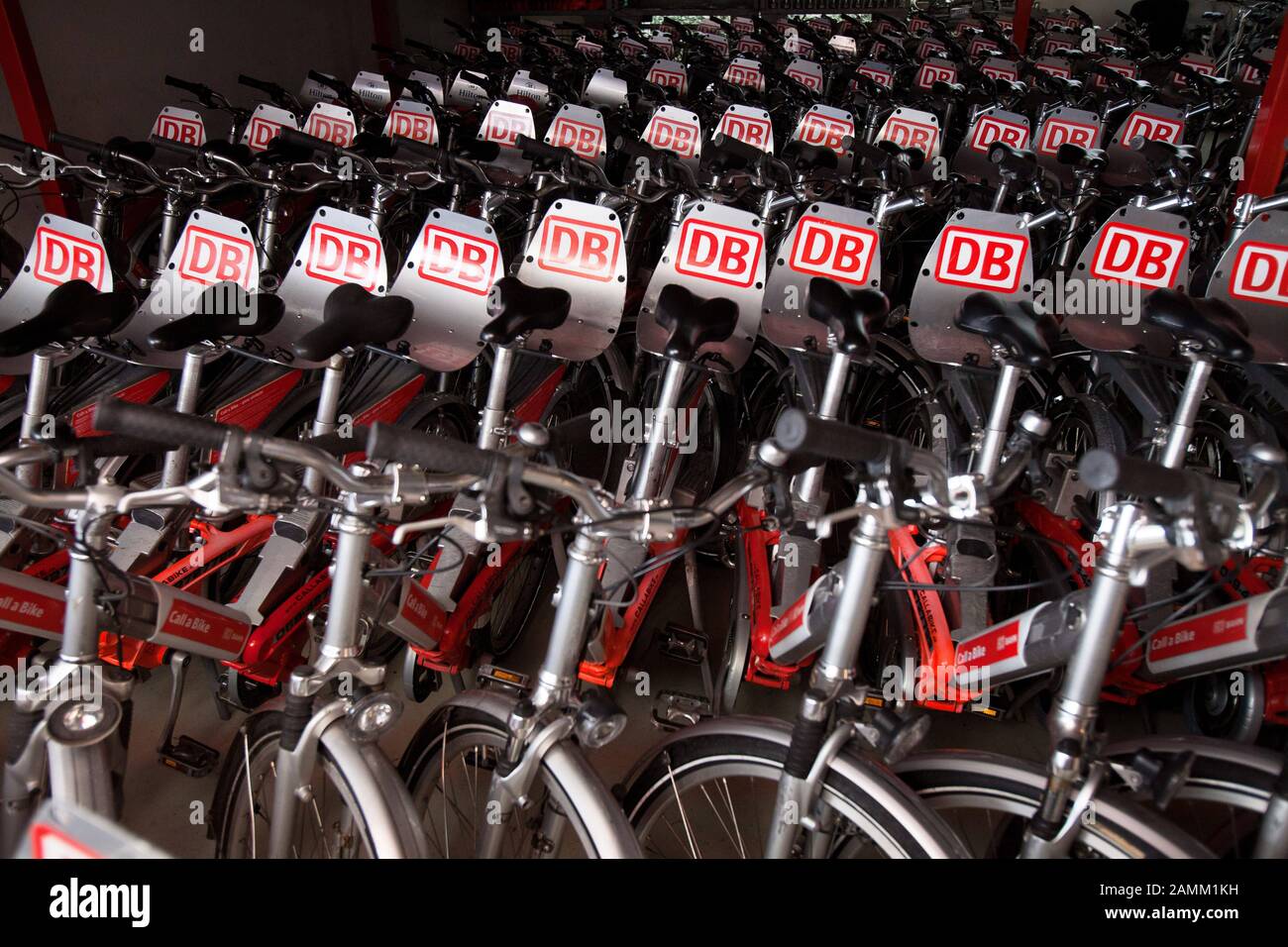 Gestapelte Leihfahrräder im Lager des Servicezentrums "Call a Bike" in München. Der Fahrradverleih ist eine Tochtergesellschaft der Deutschen Bahn (DB). [Automatisierte Übersetzung] Stockfoto