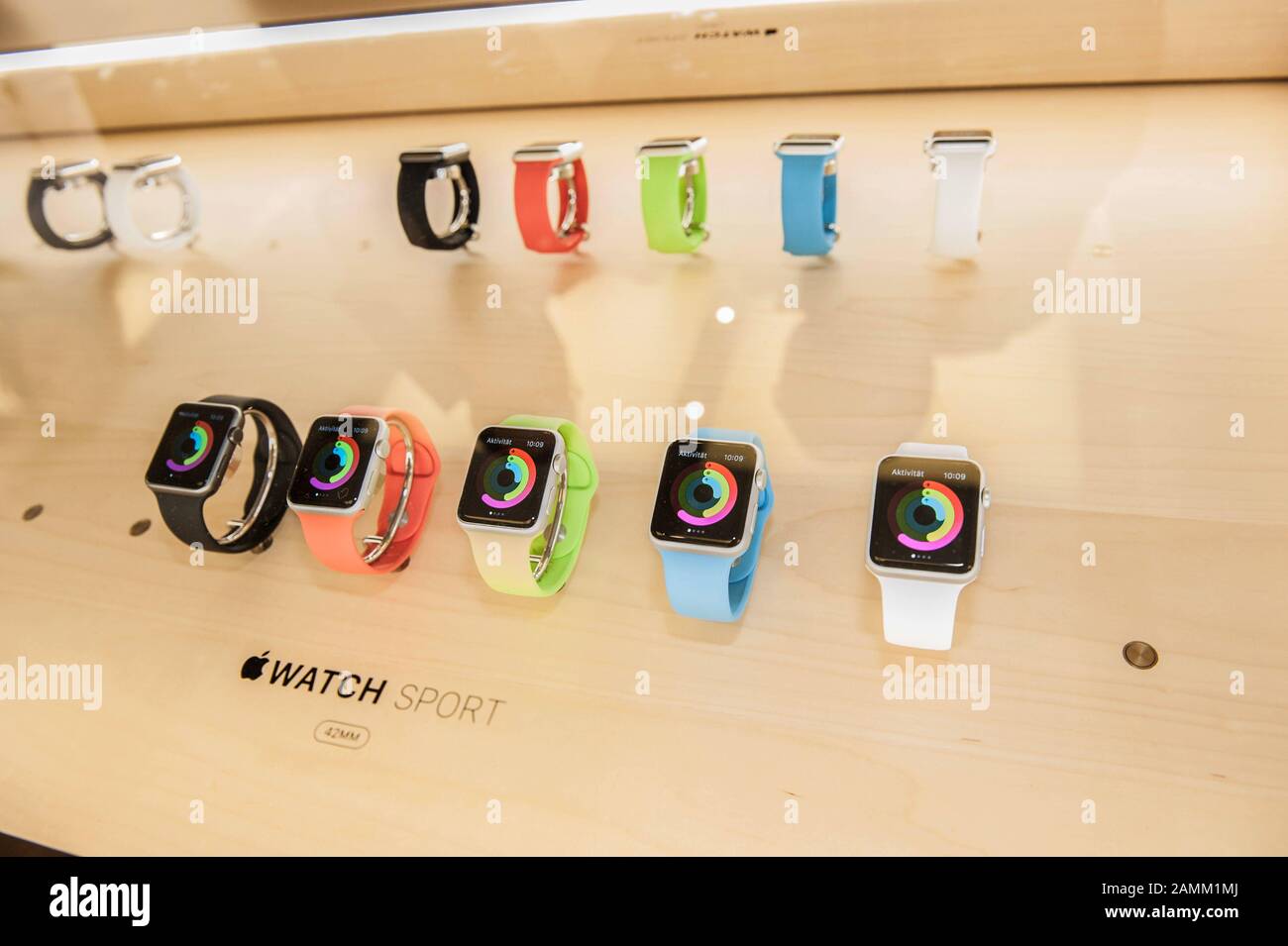 Kunden können die Apple Watch im Apple Store Rosenstraße in München ausprobieren. [Automatisierte Übersetzung] Stockfoto