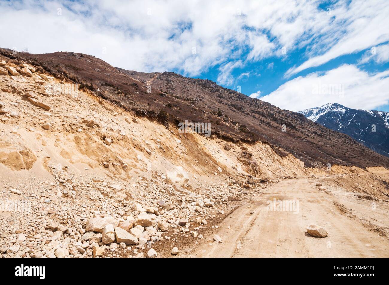 Schöne Landschaft Chopta Tal mit Schnee bedeckt schönen Berggipfel gegen den blauen Himmel im Norden Sikkim, Indien Stockfoto