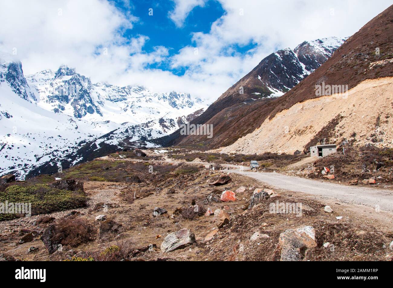 Schöne Landschaft Chopta Tal mit Schnee bedeckt schönen Berggipfel gegen den blauen Himmel im Norden Sikkim, Indien Stockfoto