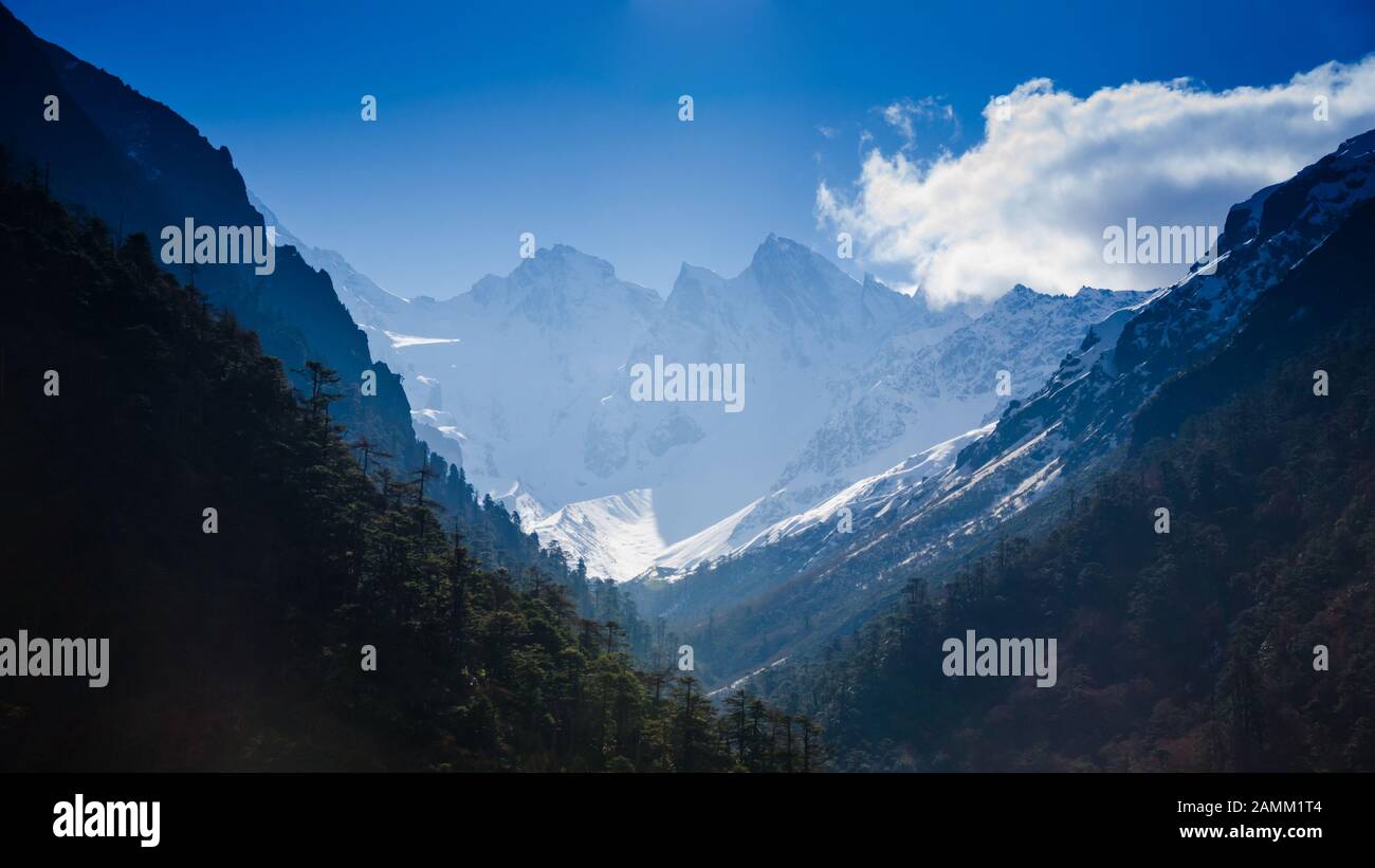 Schneeberg mit blauem Himmel in Sikkim, Indien Stockfoto