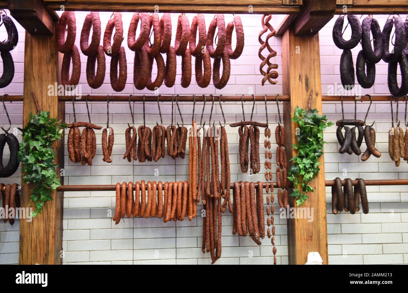 Geschäft in der Metzgerei am Münchner Viktualienmarkt. Die Häuserzeile mit der Sammlung von Metzgereien existiert seit 1315. [Automatisierte Übersetzung] Stockfoto