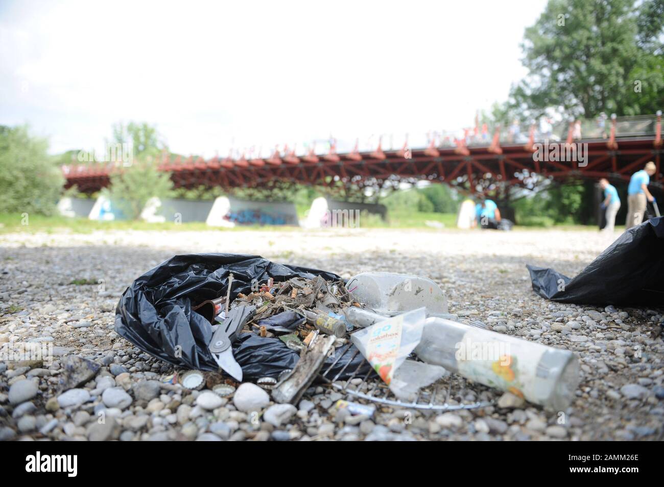 Abfall auf der Isar in der Nähe der Thalkirchner Brücke gesammelt. [Automatisierte Übersetzung] Stockfoto