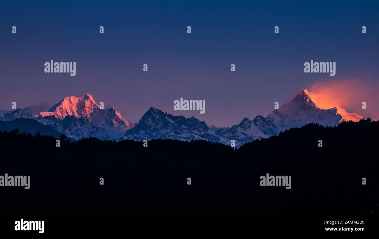 Bereich von majestätischen Kanchenjunga im Himalaya im ersten Licht des Sonnenaufgangs in Sikkim, Indien Stockfoto