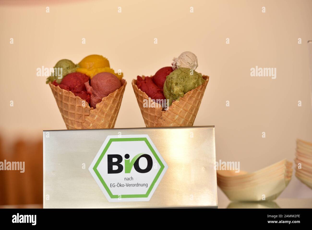 Die vegane Eisdiele "Eisdatum" in der Amalienstraße ist die erste ihrer Art in Deutschland. Das Bild zeigt zwei Waffeln mit biologischem Eis. [Automatisierte Übersetzung] Stockfoto