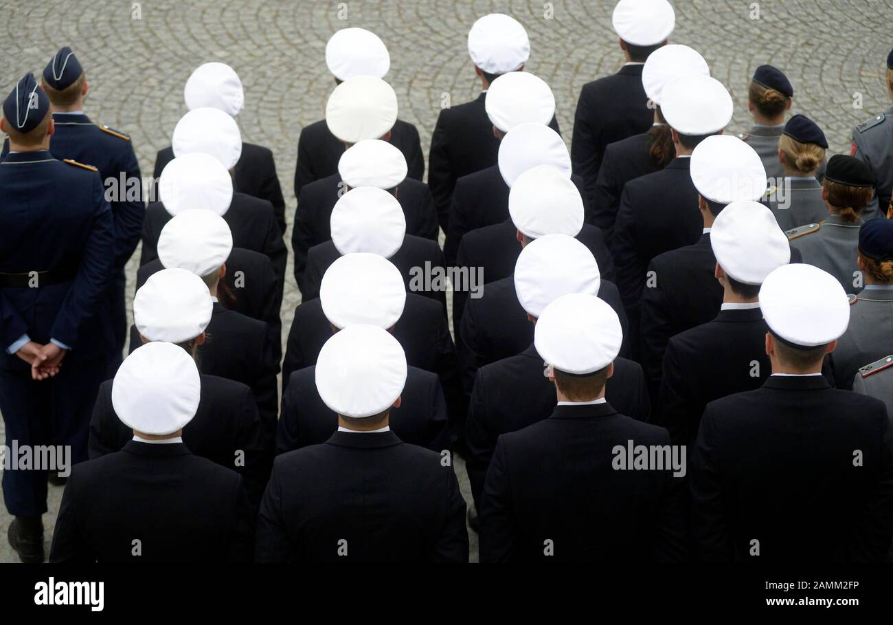 Anwärterbeamte der Bundeswehr beim feierlichen Werbelaufruf vor dem Ehrengericht des Schlosses Nymphenburg. [Automatisierte Übersetzung] Stockfoto