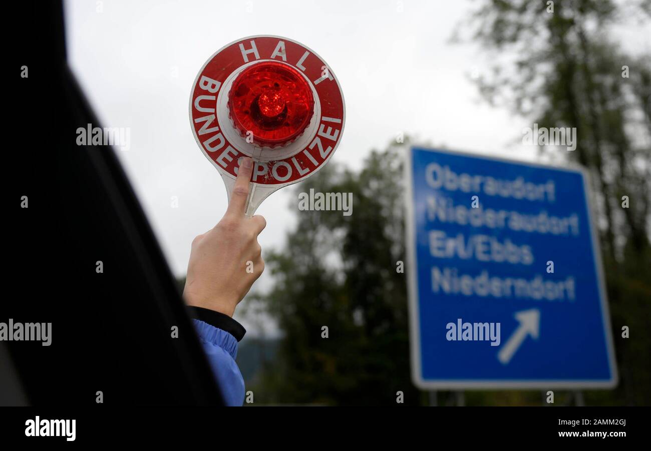 Schleiersuche der Bundespolizei Rosenheim entlang der Autobahn nahe der Grenze: Im Bild stoppen die Ermittler ein verdächtiges Fahrzeug. [Automatisierte Übersetzung] Stockfoto