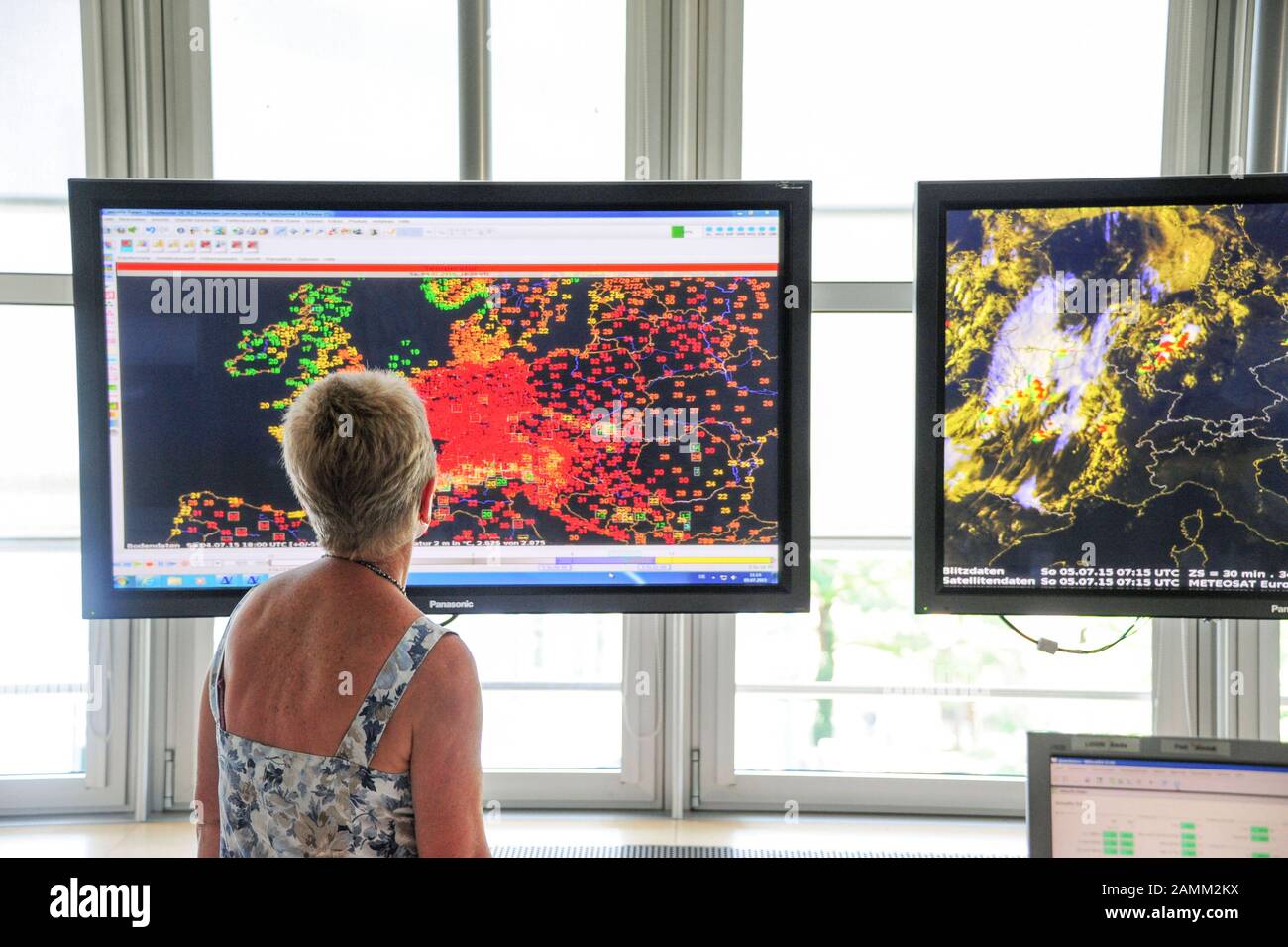 Ein Besucher am Tag der offenen Tür beim Münchner Wetterdienst vor Satellitenkarten. [Automatisierte Übersetzung] Stockfoto