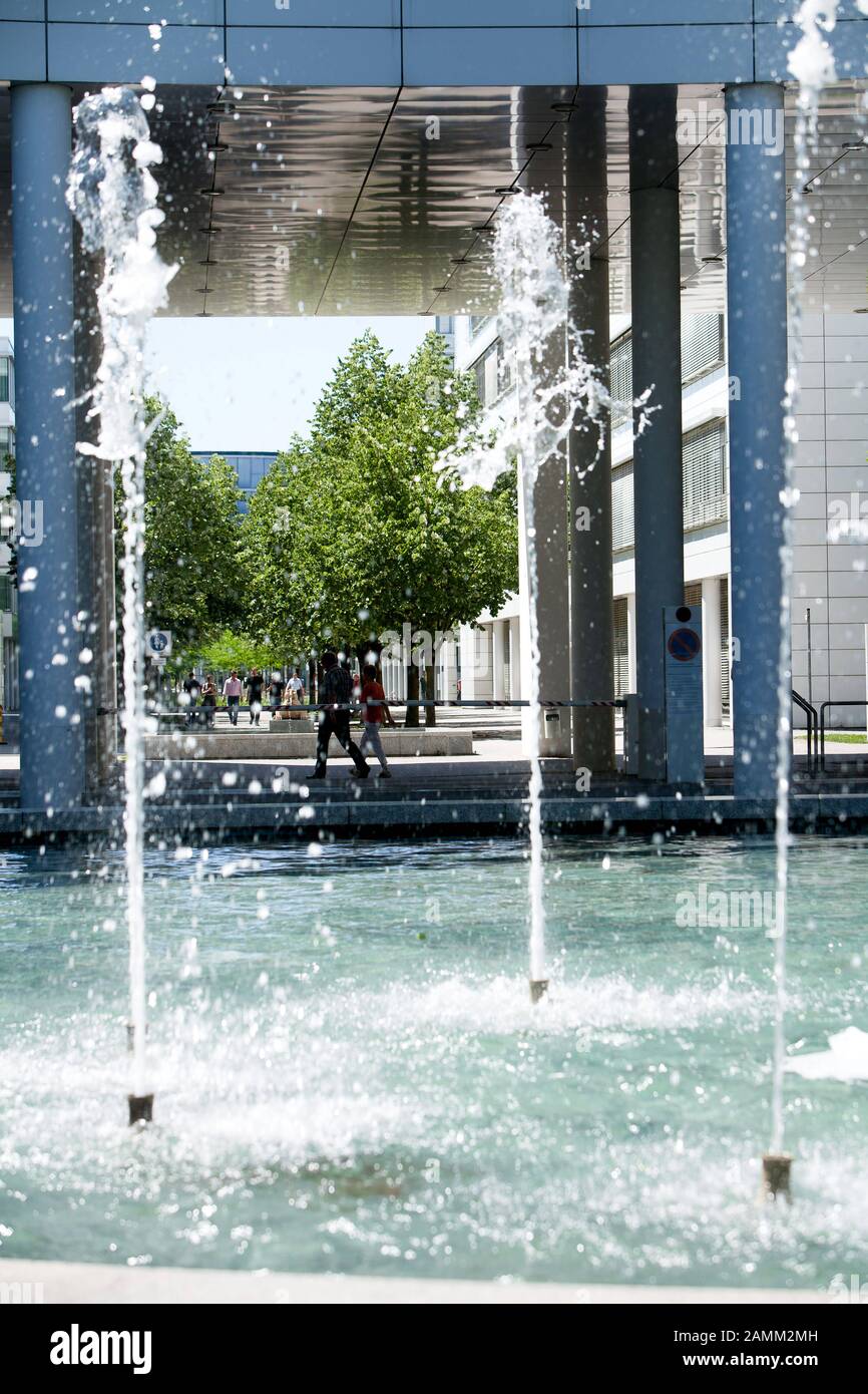 Brunnen vor dem Siemens-Gebäude an der St. Martin-Straße, an einem heißen Sommertag eingenommen. [Automatisierte Übersetzung] Stockfoto