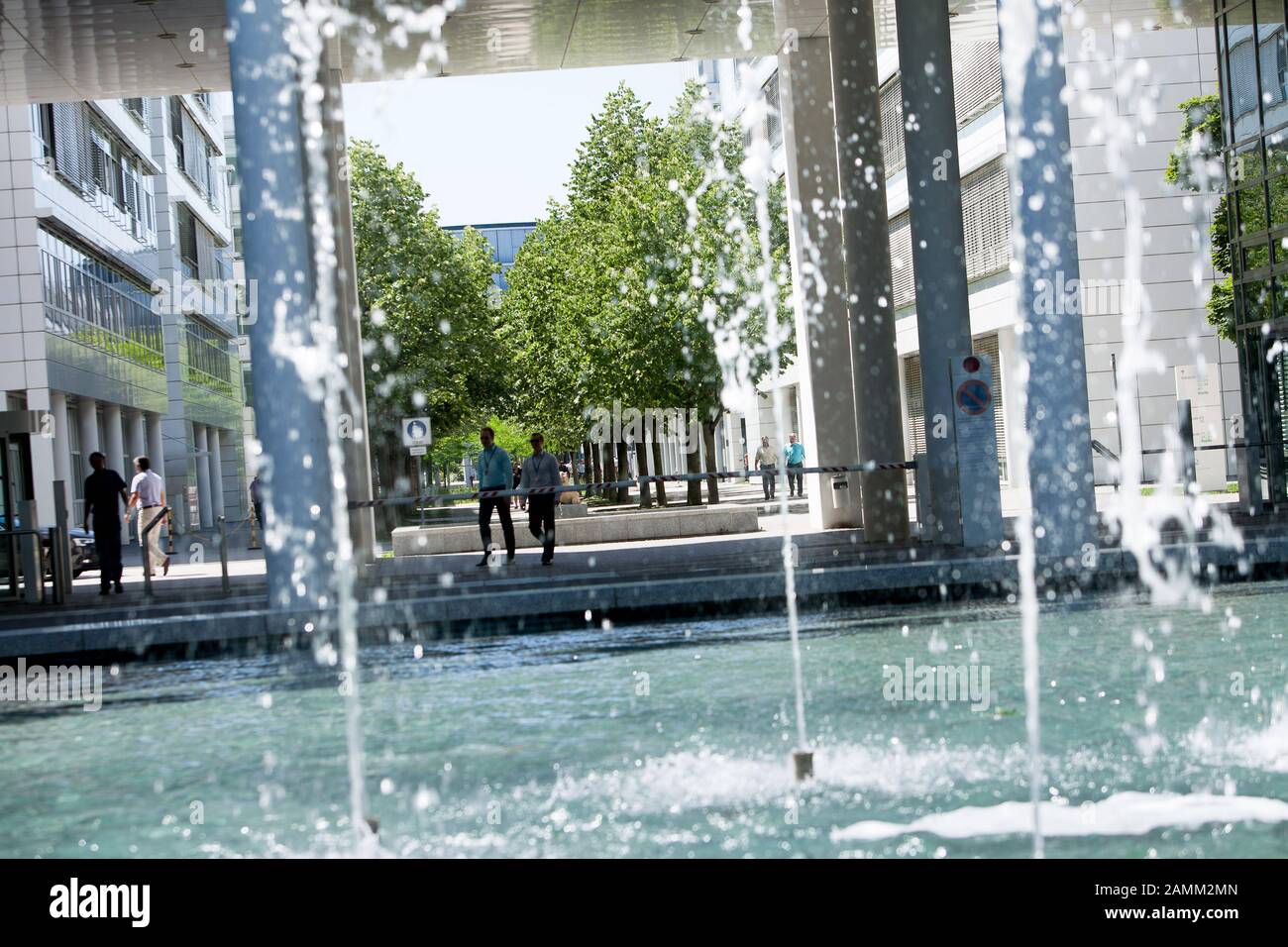Brunnen vor dem Siemens-Gebäude an der St. Martin-Straße, an einem heißen Sommertag eingenommen. [Automatisierte Übersetzung] Stockfoto