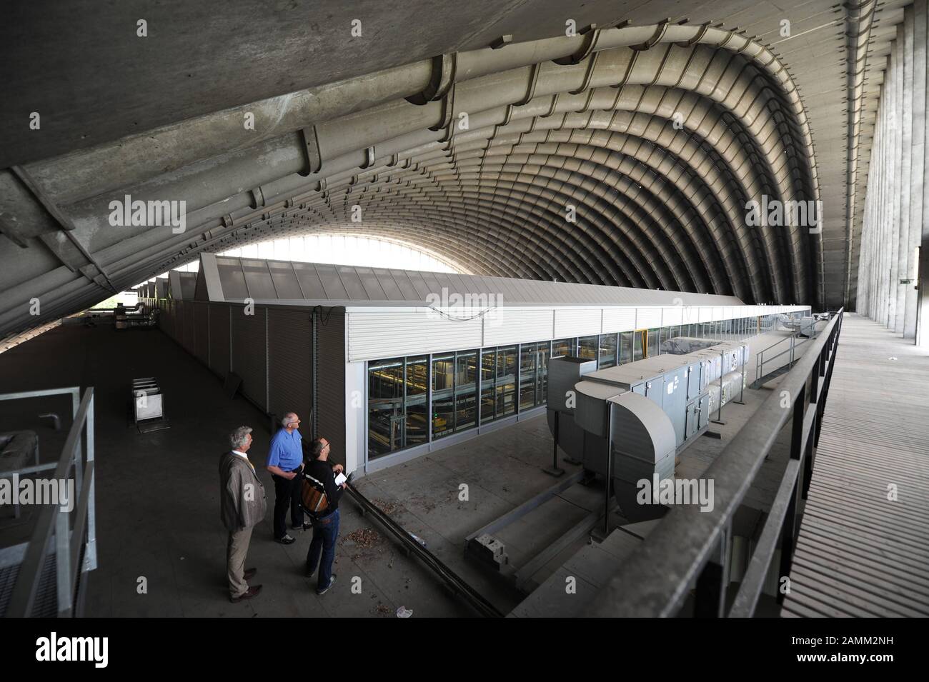 Als Briefzentrum dient heute die ehemalige Bahnhalle der Deutschen Post AG in der Arnulfstraße. [Automatisierte Übersetzung] Stockfoto