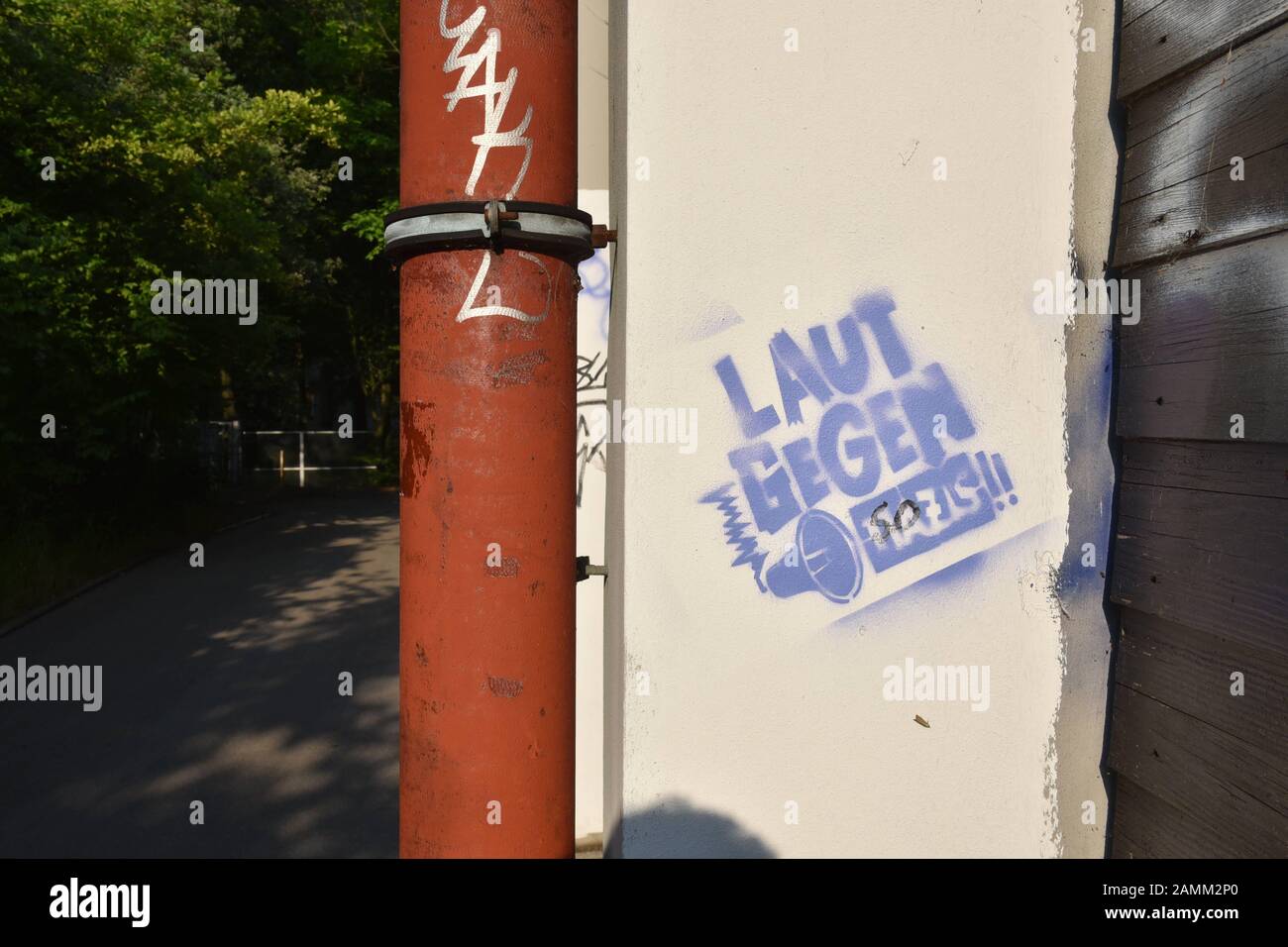 "Laut Gegen die Nazi-Graffiti" auf dem Spielplatz der Erasmus-Grasser-Highschool. [Automatisierte Übersetzung] Stockfoto
