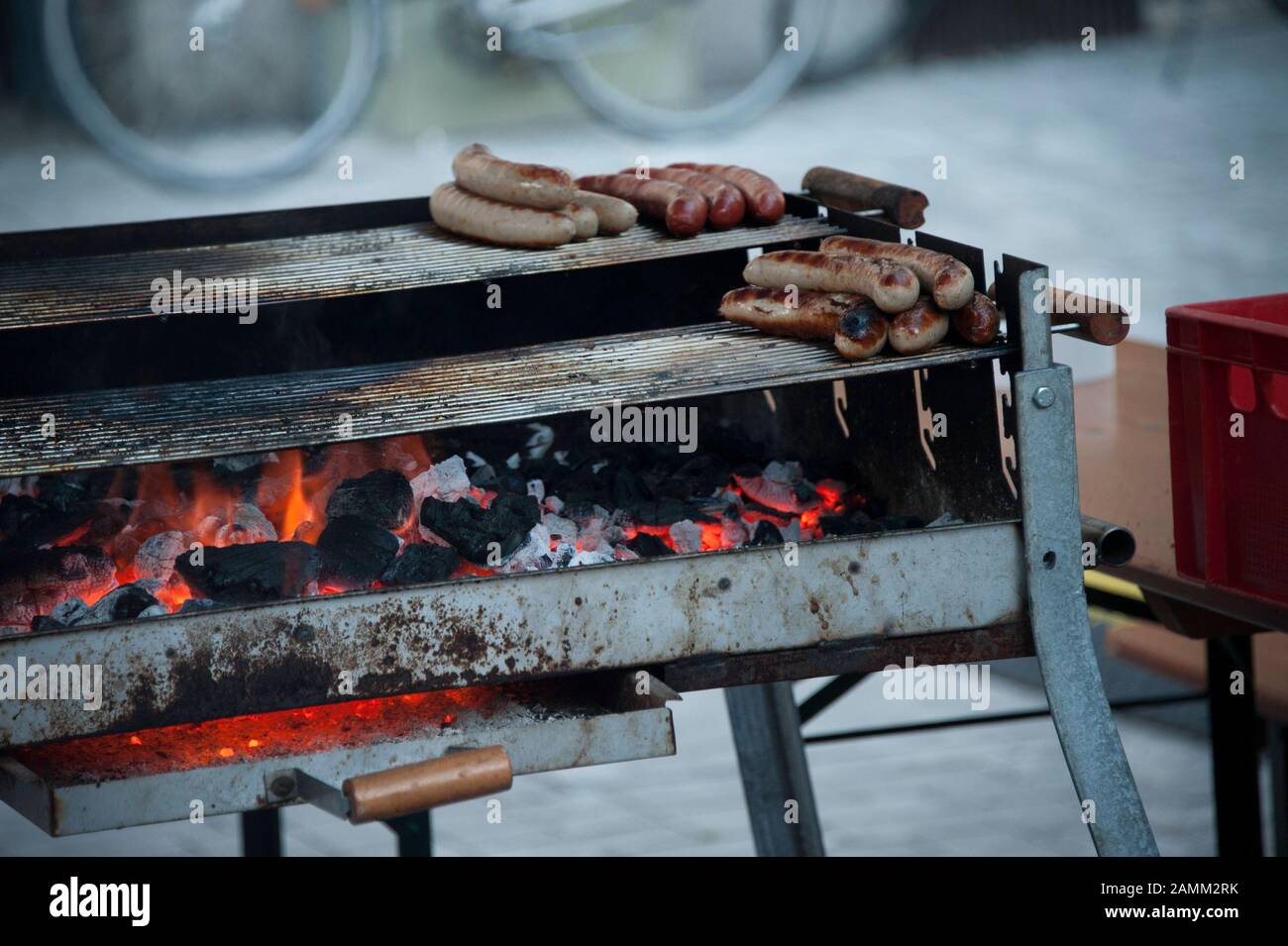 Standgrill mit Würstchen am Grat am Isarufer in München. [Automatisierte Übersetzung] Stockfoto